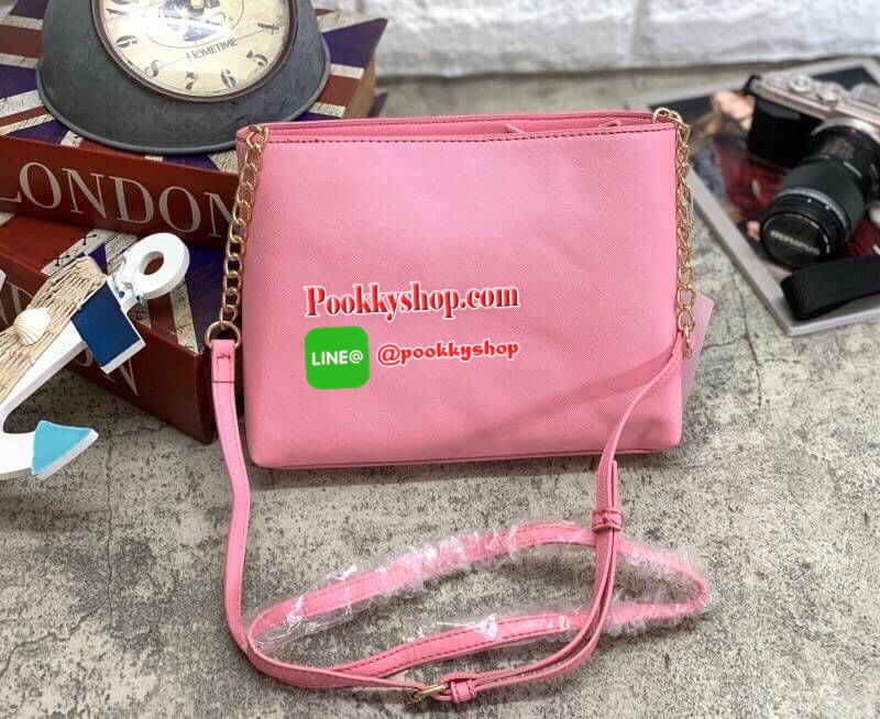 New arrival !! Kate spade new york saffiano crossbody bag รุ่นหายากค่ะ!! กระเป๋าสะพายข้าง วัสดุหนังซาฟเฟียโน่ หนังนิ่มมือ ไม่สากแข็ง น้ำหนักเบา ด้านหน้ามีโลโก้แบรนด์ ออกแบบลายรูปหมู ดูซุกซนน่ารัก พร้อมเขียนข้อความภาษาอังกฤษมาด้วยค่ะ เปิดปิดกระเป๋าแบบซิป ภ