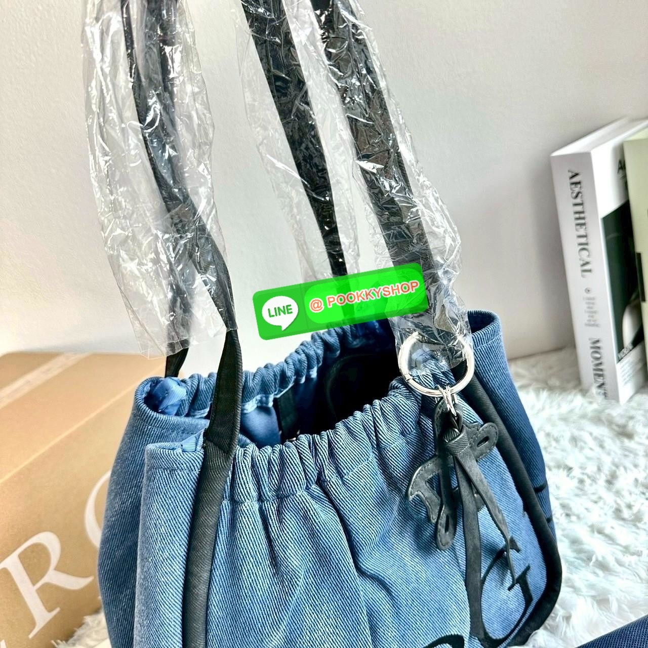 Merg A Day Bag Medium เฉดสีใหม่ 2 สี Smoky Denim กระเป๋ายีนส์ทรงโท้ท ดีไซน์เรียบเท่แต่มีลูกเล่นด้วยเชือกรูด เปิด-ปิดสะดวก ใบใหญ่จุของได้เยอะ มาพร้อมช่องด้านในและตัวล็อกสายคล้องกุญแจเพิ่มความปลอดภัย เหมาะกับสาวสายชิคที่ชอบสไตล์ลำลองแต่ยังดูมีคลาส ขนาดกระเป