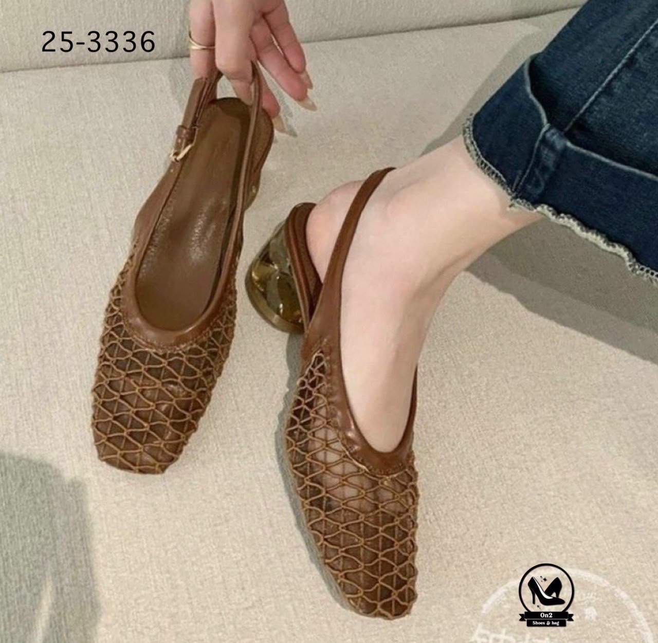 รองเท้าทรงบัลเล่ต์ ส้นสูงรัดส้น สวย หรู ดูดี มีสไตล์ ตอบโจทย์สาว ๆ ที่มองหาความสบายแต่ยังคงความแฟชั่น ด้วยดีไซน์หัวเหลี่ยมและ ส้นแก้วทรงกลม ที่เป็นเอกลักษณ์ ทำให้ดูทันสมัยและโดดเด่นไม่ซ้ำใคร