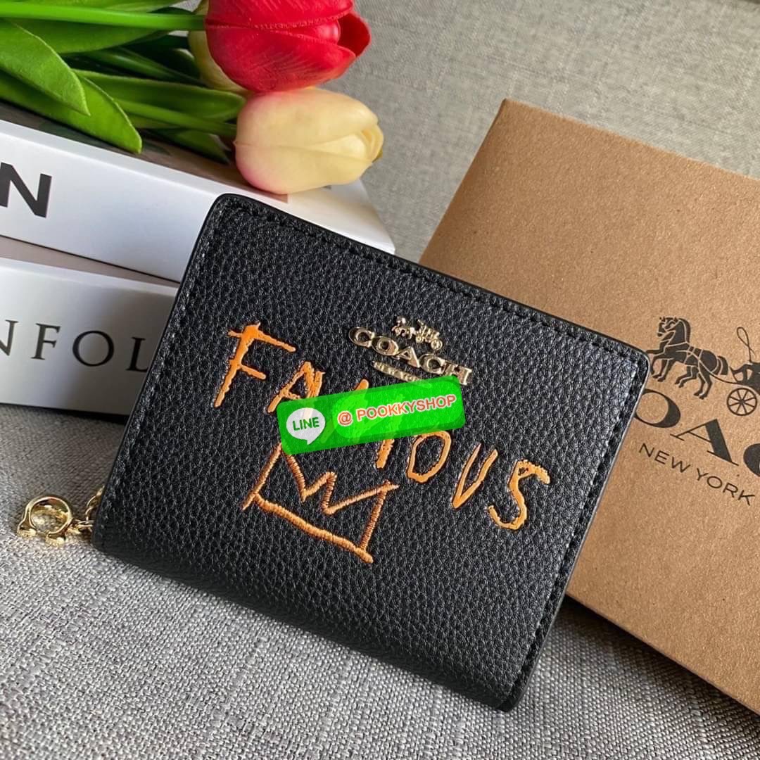 COACH X JEAN MICHEL BASQUIAT SNAP WALLET (COACH C5614) 🛍กระเป๋าสตางค์ใบเล็ก พกพาสะดวก วัสดุหนังแท้ ทนทาน เปิด-ปิดด้วยกระดุม ภายในมีช่องใส่บัตร ใส่ธนบัตรได้ทุกชนิด พร้อมช่องซิปแยกใส่เหรียญคะ