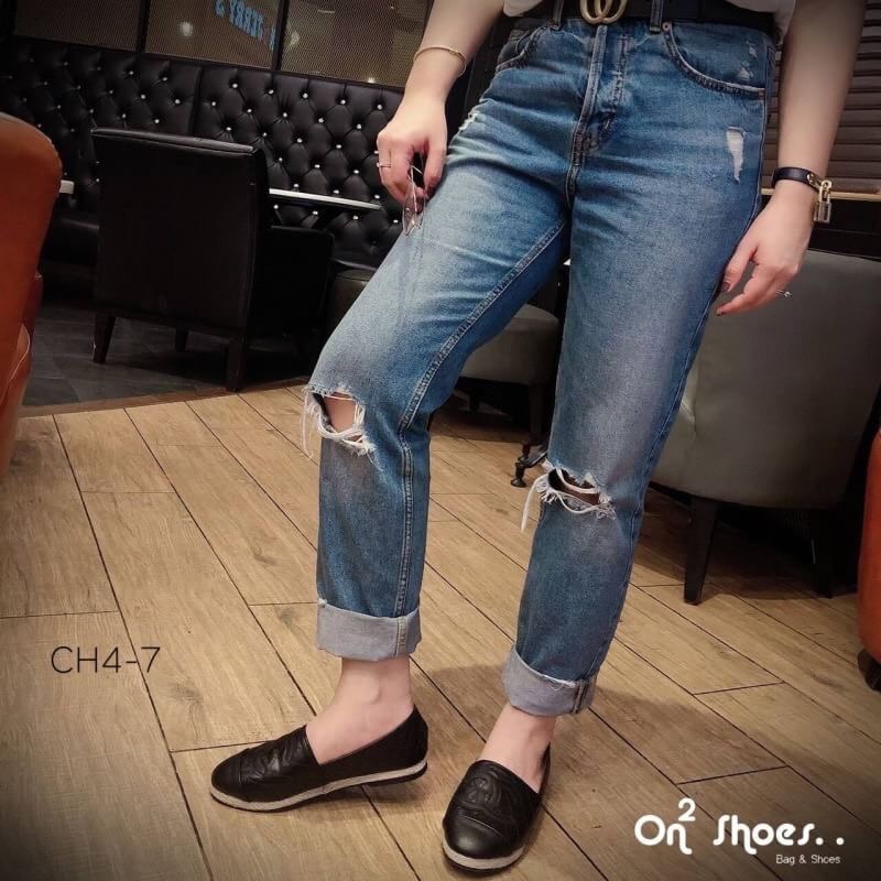 chanel loafer ® ทรงฮิตขายดีตลอดกาลพื้นปั้มแบรนด์ หน้าติดโลโก้แบรนด์ ชาเนล ทรงสวยกว่ารอบไหนๆ ลองใส่แล้วเลิฟมากคะ หากคุณกำลังมองหารองเท้าที่ใส่ได้ทุกโอกาส ทั้งงานราษฎร์ งานหลวงแนะนำคู่นี้เลยจ้า มา 3 สีนะคะ **รูปสินค้าถ่ายจากงานจริง