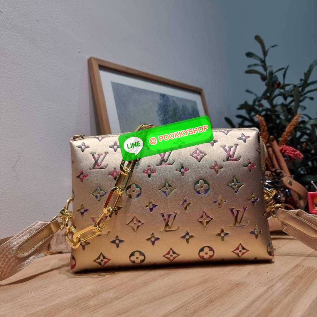 NEW IN!! LV HANDLE POUCH MONOGRAM LIMITED EDITION กระเป๋าสะพายกึ่งคลัชท์ สุดล้ำ ดีไซน์ใหม่ สีลิมิเต็ด ล่าสุดจากเคาน์เตอร์ duty free มาแรงมาก ด้วยความสวยปังตั้งแต่แรกเห็น วัสดุหนังแกะปั๊มลายสวย มาพร้อมสาย 2 เส้น เชิดๆสับๆ มีสายโซ่ที่มีดีเทลละเอียดไม่ซ้ำ แล