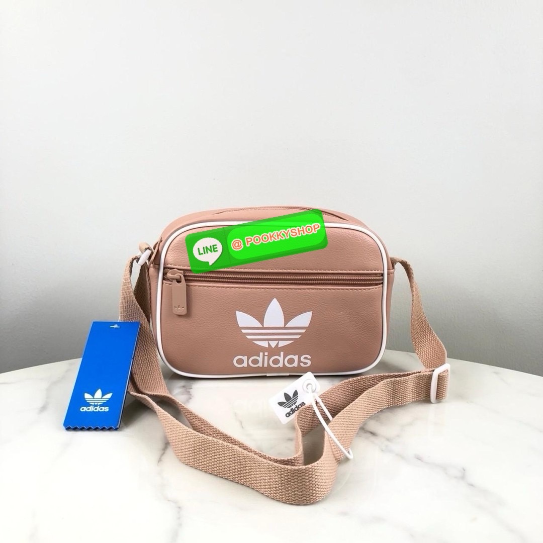 กระเป๋าสะพาย adidas ด้านหน้ามีช่องซิป 1 ช่อง ด้านบนเปิด - ปิดกระเป๋าด้วยซิป ด้านในโล่ง สายสะพาย สามารถปรับได้ Free Size ค่ะ
