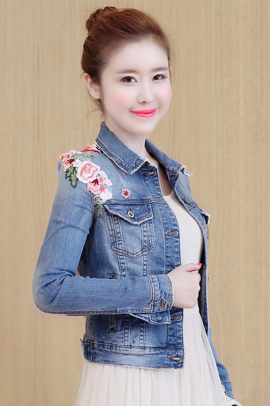 เสื้อผ้าแฟชั่นนำเข้า : แจ็คเก็ตยีนส์ พร้อมส่ง สีฟ้า แขนยาว คอปก แบบติดกระดุม แต่งลายปักดอกไม้ตรงหัวไหล่ด้านขวาเก๋ ยีนส์มีความยืดหยุ่นได้ค่ะ น่ารัก แฟชั่นมาใหม่สไตล์เกาหลี