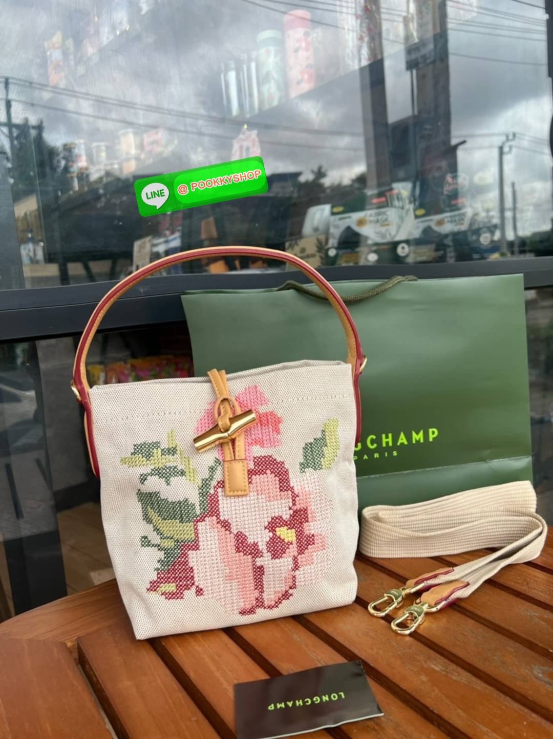 Longchamp Roseau Essential Fleurs กระเป๋าทรงถังขนาดเล็ก วัสดุผ้าฝ้าย ลายปักษ์ดอกกุหลาบ Roseau เป็นคอลเล็คชั่นที่สดใสและเรียบง่าย ซับในสีพื้น อะไหล่สีทอง น้ำหนักเบา จุของได้เยอะ มีสายสะพายไล่ ถอดสายได้ Crossbody ได้