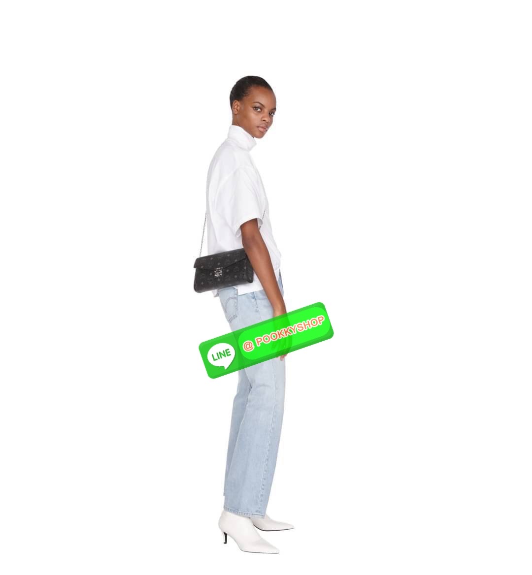 MCM Millie Flap Crossbody In Visetos ในฐานะตำนานที่ยังคงอยู่ กระเป๋าจากคอลเล็กชั่น Millie นี้ มีเรื่องราวของ MCM แทรกซึมอยู่ในทุกองค์ประกอบ กระเป๋าใช้งานแบบCrossbody โดยฝาปิดกระเป๋าตัดเย็บจากผ้าใบเคลือบผิวพิมพ์ลาย Visetos (Visetos Canvas) ถือเป็นไอเทมในฝั