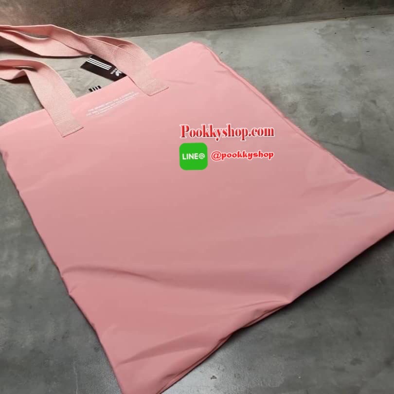 adidas shopping bag ลายปัก กระเป๋าถือด้านหน้าปักโลโก้แบรนด์ รุ่นนี้เปิดปิดด้วยช่องซิป ด้านหลังเรียบ ขนาดกำลังดี วัสดุกันน้ำ รุ่นนี้ใส่ของได้เยอะค่ะ คุ้มๆ กับสาวก adidas แบบสปอร์ต อย่าพลาดน๊า
