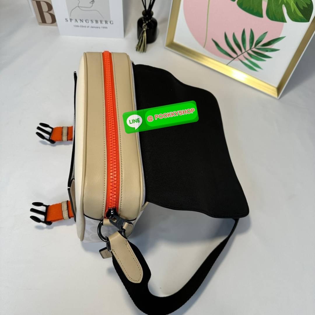 กระเป๋า COACH TRACK CROSSBODY IN COLORBLOCK SIGNATURE CANVAS (COACH C2725) กระเป๋าสะพายใบใหญ่ Unisex ที่เท่ได้ทั้งชายและหญิง วัสดุหนังแท้ หนังนิ่ม สัมผัสมือดีมากๆ เก็บดีเทลด้วยหนังแคนวาสคุณภาพ เนียบคมกริบ อยู่ทรงสวย ขนาดกำลังดี ไม่เล็ก ไม่ใหญ่เกินไป ด้านใ