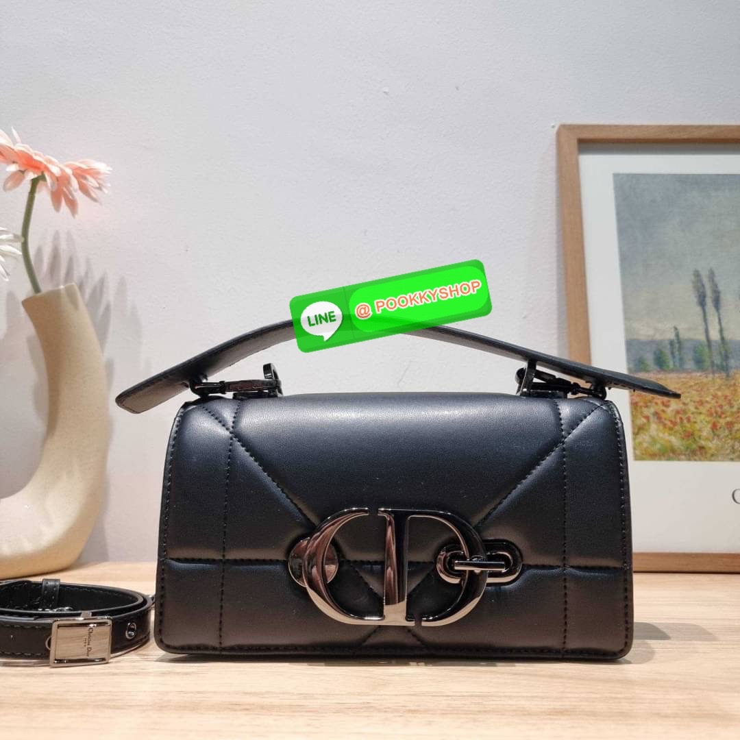 🔅 Model CD 30 MONTAIGNE POUCH WITH SHOULDER STRAP AND HANDLE 🔅 Details ย้อนยุคความหรูหรา อันเป็นเอกลักษณ์ กระเป๋าสะพายสวยอยู่ทรง เพิ่มลูกเล่นให้กับไอเท็มนี้ด้วย มือจับที่ถอดออกได้ และอะไหล่เปิด-ปิดแบบคล้องล็อค สะดวกใช้ ด้านหลังมีช่องใส่บัต