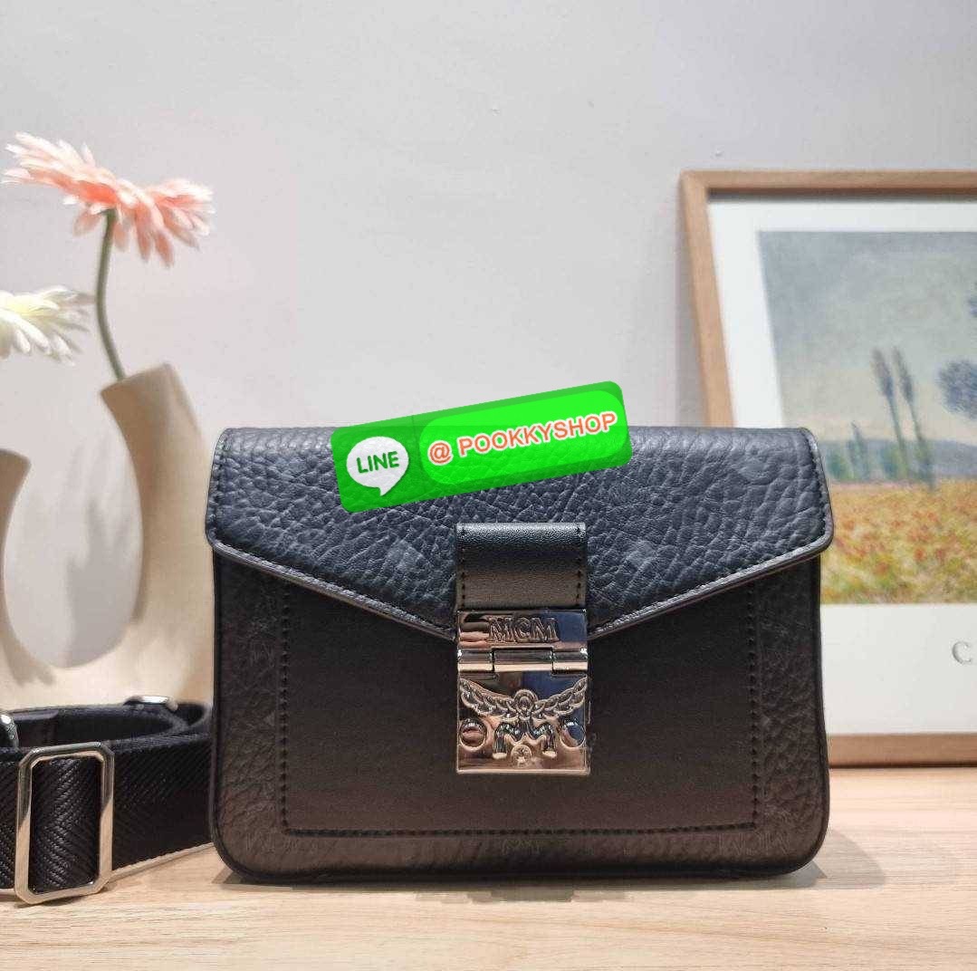 MCM SMALL MILLIE CROSSBODY IN VISETOAS กลับมาแน่นๆกับไอเท็มสุดฮิต!! ดาราเซเลปใช้กันเพียบ กระเป๋าสะพายข้าง ดีไซน์กึ่งสปอร์ต แต่แฝงความหรูในตัว ใช้งานง่ายด้วยขนาดที่พอเหมาะ และสายสะพายสปอร์ตที่สะพายคาดได้สะดวก จะสะพายข้าง สะพายแบบคาดอก ก็ดูดีไปหมด เปิด-ปิดด