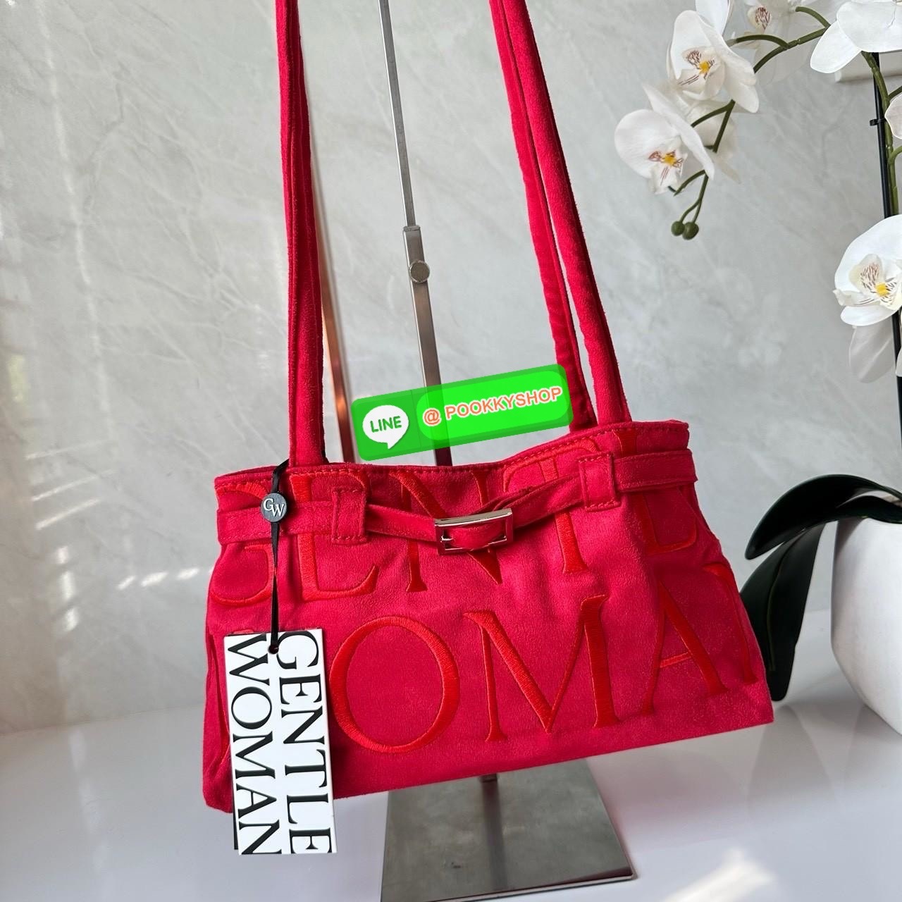 GENTLEWOMAN SUEDE BALLERINA BAG 🔖กระเป๋า Ballerina Bag ในวัสดุหนังกลับ (suede edition) พร้อมโลโก้ปักสีเดียวและรายละเอียดหัวเข็มขัด ทำให้ดูเก๋มีสไตล์โดดเด่น 🔖วัสดุ: หนังกลับ 🔖เปิด-ปิดแบบสแน๊บแม่เหล็ก ภายช่องโล่งกว้างจุของได้เยอะ
