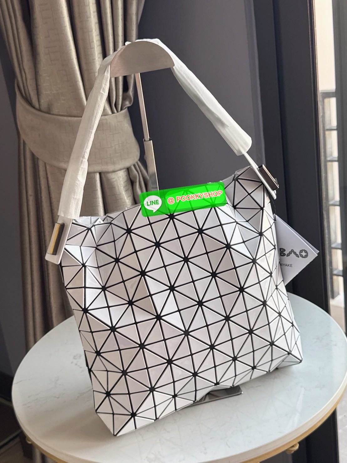 Baobao Issey Miyake Large Baguette เป็นกระเป๋าที่ดูมีมิติและสวยงามด้วยรูปทรงของมัน ซึ่งหูกระเป๋าจะมีความกว้างขึ้นไหล่ได้ได้แบบสบายๆ ใส่ของได้เยอะ ปากกระเป๋ามีช่องซิป ด้านในมีช่องใส่ของเพิ่ม สะดวกสบายพกพาไปได้ทุกที่ รูปทรงกนฃระเป๋าทำให้ดูเรียบง่ายยิ่งขึ้น