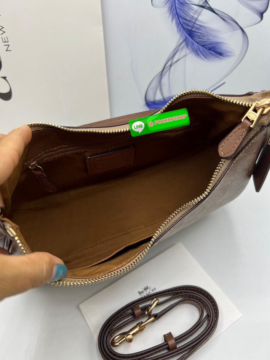 Coach Teri Hobo In Signature Canvas กระเป๋าคล้องไหล่และสะพายข้าง วัสดุแคนวาส+หนังแท้ เปิด-ปิดกระเป๋าแบบซิป ภายในโล่ง มีช่องซิป1ช่อง ช่องใส่ของจุกจิกอีก1ช่อง ด้านหลังมีช่องซิป1ช่อง มีสาย2เส้น สำหรับคล้องไหล่และสะพายข้าง