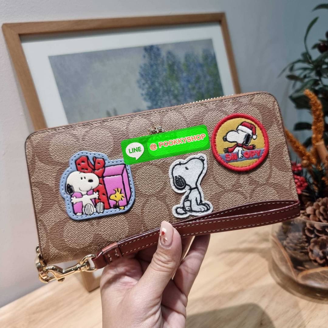 COACH CF218 COACH × PEANUTS LONG ZIP AROUND WALLET IN SIGNATURE CANVAS WITH PATCHES ใหม่ล่าสุด กับกระเป๋าสตางค์ใบยาวกึ่งคล้องมือ สวยดูแพง ดีไซน์ตกแต่งแพทช์เหล่าการ์ตูนยอดฮิต คลาสสิคไม่มีเอาท์ คมชัดมีเลเยอร์ วัสดุหนังแคนวาสเคลือบผิว ดูแลรักษาง่าย มาพร้อมสา