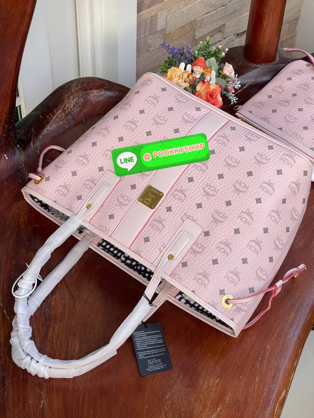 💕Mcm Liz Reversible Shopper in Visetos ขึ้นชื่อว่าเป็นกระเป๋าช็อปเปอร์ แน่นอนว่า จะต้องเหมาะสำหรับสาว ๆ ที่ชอบพกสัมภาระเยอะ ซึ่งรุ่นนี้ไม่ใช่แค่เพียงให้พื้นที่จุของกว้างขวางเท่านั้น แต่ยังออกแบบดีไซน์และรูปทรงให้มีความยืดหยุ่น มีหูรูดด้านข้างที่สา