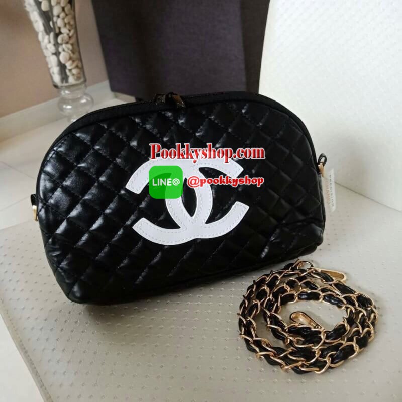 NEW ARRIVAL!! สวยหรูไม่ซ้ำใคร ต้องยกให้ Chanel Clutch Bag With Chain VIP Gift ของแท้จาก Chanel Perfume Counter รุ่น Limited วัสดุหนังเรียบลายตารางเปิดปิดด้วยซิปแบรนด์อะไหล่ทอง ขนาดกำลังดี น้ำหนักเบา ภายในมีโลโก้และช่องซิป มาพร้อมสายสะพายโซ่ร้อยหนังถอดออกไ