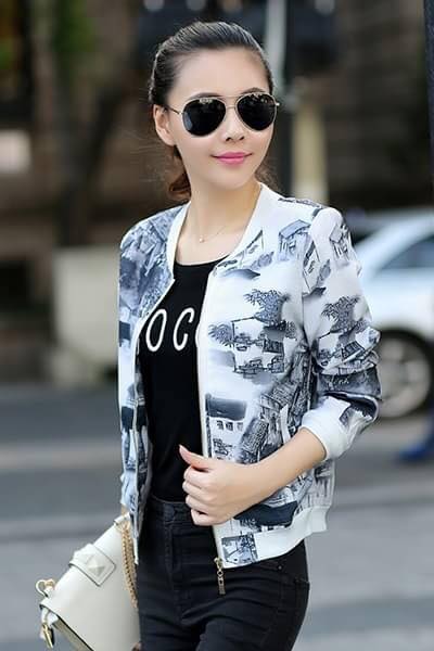 เสื้อผ้าแฟชั่นนำเข้า : เสื้อคลุม พร้อมส่ง เสื้อคุลมแฟชั่น พื้นสีขาว ลวดลายเก๋สีกรม แบบซิบรูด แต่งจั๊มปลายแขน และ ชายเสื้อสีขาวเก๋ ไม่มีซับใน มีกระเป๋าสองข้างใช้งานได้ เนื้อผ้ายืดหยุ่นได้นิดหน่อยค่ะ