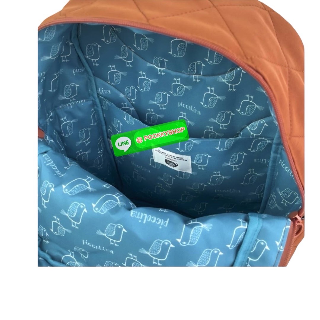 “ New Collection” 2025 Backpack Polyester Cat กระเป๋าควิลท์ใบนี้มีน้ำหนักเบา ใช้งานได้จริง และกันน้ำและคราบสกปรก โดดเด่นด้วยลายปักอันประณีตอันเป็นเอกลักษณ์ของ Matilda บนผ้าควิลท์เนื้อนุ่ม กระเป๋าใบนี้มาพร้อมเทปโลโก้และหูหิ้วพาราคอร์ดเพื่อรูปลักษณ์ที่โดดเด