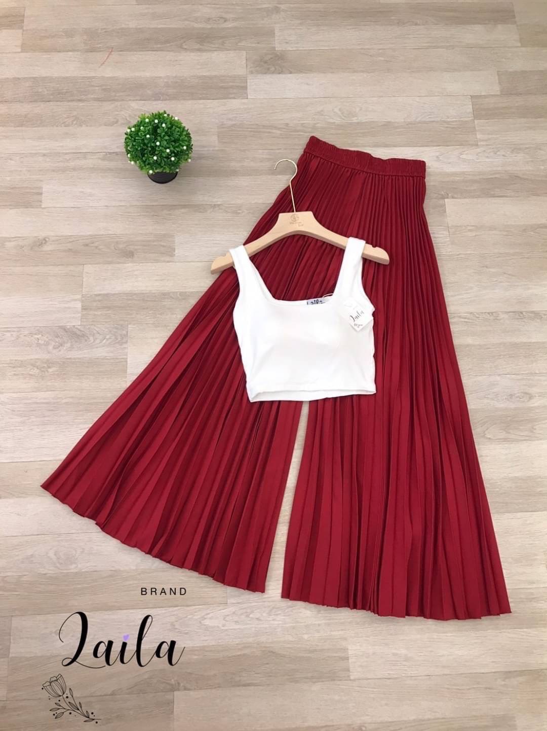 ชุดเซทแฟชั่น เซ็ทเสื้อครอปทรงคอเหลี่ยมสีดำ งานเสริมทรงที่อก กางเกงอัดพลีทอย่างดีโทนสีแดง