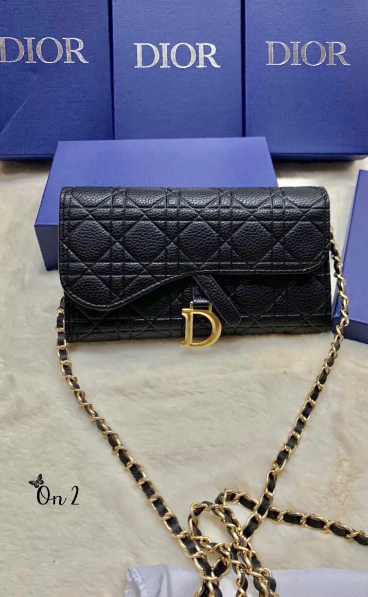 Dior oblique bag กระเป๋า Dior ทรงเหลี่ยมหนังปั้มลายซิกเนเจอร์ของแบรนด์ มีช่องเก็บแบงค์ เก็บการ์ด ใช้เป็นกระเป๋าสะพายและกระเป๋าสตางค์ได้ในตัวค่ะ อะไหล่D สีทองสวยหรูพร้อมส่ง 4 สี