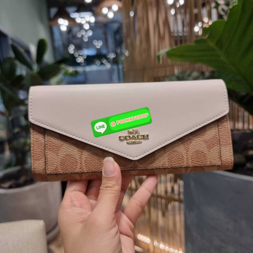 COACH 31547 SOFT WALLET IN COLORBLOCK SIGNATURE CANVAS คัมแบคแล้วน้า กับไอเท็มหายาก กระเป๋าสตางค์ใบยาวแบบพับ ขนาดกำลังสวย ดีไซน์คลาสสิคเอกลักษณ์ วัสดุหนังแคนวาสเคลือบลาย เปิด-ปิดด้วยกระดุม ภายในใส่บัตรได้เยอะ ใส่ธนบัตรได้สบายๆ ใบจริงสวยปังทุกสี ใครมองหากร