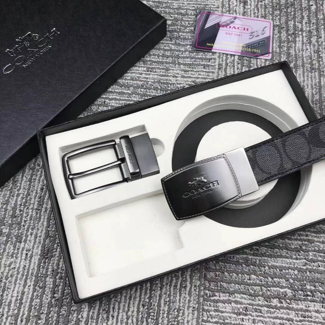 Set เข็มขัด coach 2 หัว ใส่แบบเจาะรูเข็มขัด สายลายC นูนสลับกับด้านเรียบ สลับใช้ได้ 2 ด้าน ทั้งยังสามารถเจาะรูเพิ่มได้ รุ่นนี้มาพร้อมป้ายแท็กแบรนด์ หัวเข็มขัดใส่ได้ง่าย ถอดได้ไม่ยาก ซื้อเป็นของขวัญของฝาก ดูดีมากๆเลยนะคะ