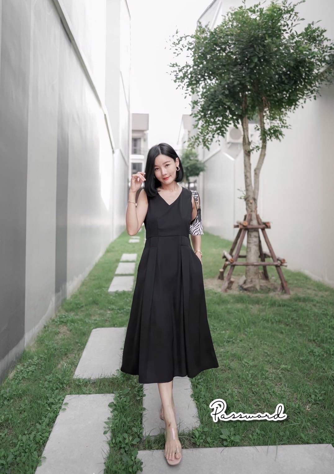 เดรสผ้าซาร่า ทรงสวยสะกดมาใหม่ค่า มีโบว์ผูกมาให้ด้วยน้า จะใส่ผูกซ้าย ขวา หน้า หลัง คือได้หมดค่ะ หรือใครสายชิล จะใส่ปล่อยๆ ก็ยังทรงสวยเน้อ เพราะ เราเย็บเอวให้เข้ารูป ใส่แล้วรับรองดูเป็นสาวเอวคอดแน่นอน แพทเทิร์นสวยปัง ใส่ไปทำงาน ไปดินเนอร์ ไปคาเฟ่ ได้ทุกลุคค