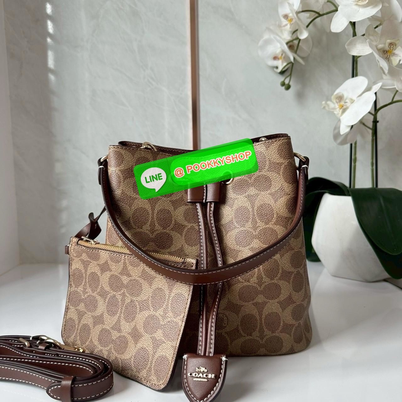 Coach Roan Bucket Bag Signature Canvas CBH07 กระเป๋าทรงบัคเก็ตใบเก๋ ดีไซน์คลาสสิก ลายซิกเนเจอร์สุดฮิต ใส่ได้ทุกโอกาส มาพร้อมสายสะพายปรับได้ ถอดได้ ใช้งานได้ทั้งสะพายไหล่ / crossbody / handheld