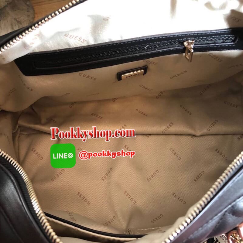 GUESS Sweet Candy Large Satchel กระเป๋าสะพายทรง Bowling รุ่นใหม่ล่าสุดจาก GUESS FACTORY หนังนิ่มลายตารางสวยอยู่ทรงใบใหญ่กำลังดี ด้านหน้าประดับโลโก้หูหิ้วโซ่ร้อยหนังสะพายไหล่ได้เเข็งแรงรับน้ำหนักได้เยอะ เปิดปิดด้วยซิปสะดวกใช้ มีหมุดรองฐานกันรอย ภายในมีช่อง