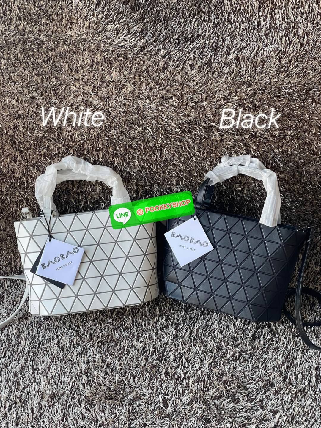 💕BAO BAO ISSEY MIYAKE MATTE CRYSTAL SMALL TOTE เป็นกระเป๋าทรงโท้ทที่มีความพิเศษด้วยการออกแบบแผ่นสามเหลี่ยมแบบใหม่จัดเรียงต่อกันในแนวตั้งเสริมกระเป๋าให้ดูหรูหรา ทันสมัย และดูมีเอกลักษณ์เป็นของตัวเอง อีกทั้งยังมีโครงสร้างฐานตาข่าย นอกจากช่วยให้กระเป