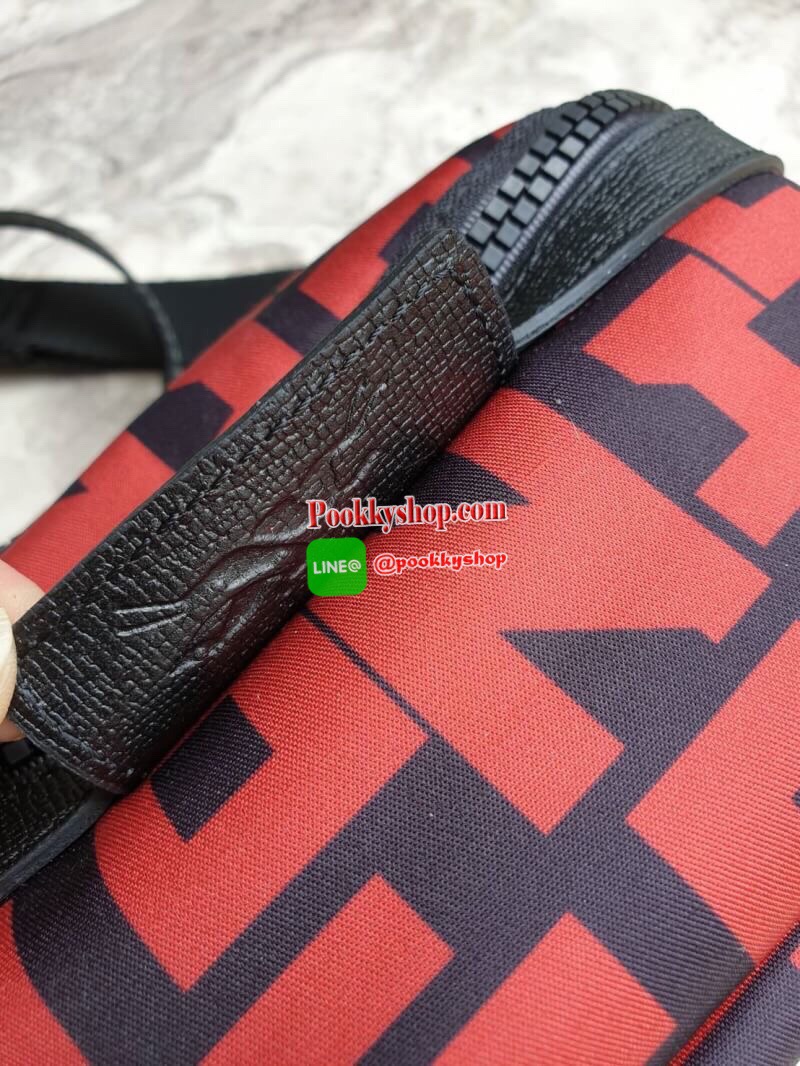 Longchamp Le Pliage Graphic Nylon Belt Bag กระเป๋า คาดอก / คาดเอว ลายกราฟฟิก วัสดุเนื้อผ้า Nylon Canvas เคลือบกันนำ้ ตัดด้วยหนังแท้ที่มีน้ำหนักเบา มี 2 ช่องซิปสะดวกใช้ ดีไซน์เรียบง่ายแต่เต็มไปด้วยความคลาสสิก ที่จับหัวซิปปั้มแบรนด์ จุของได้เยอะ ใบนี้แนะนำเ