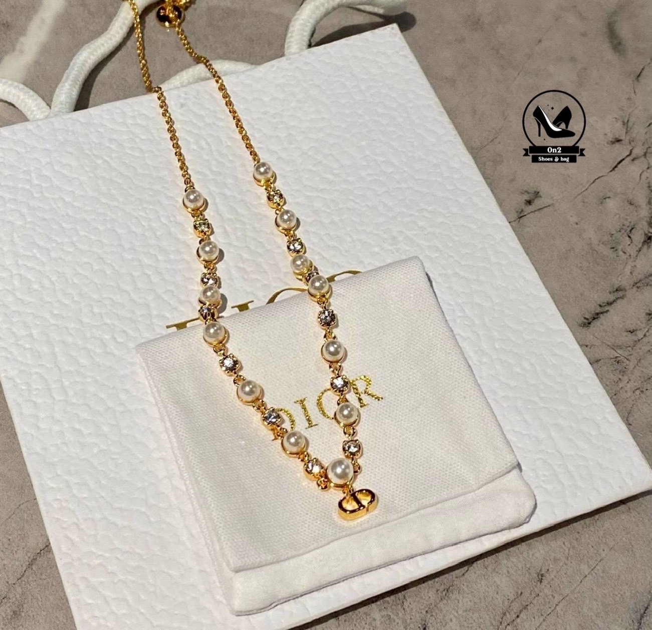 ความหรูหราอยู่ที่รายละเอียด… Dior ชิ้นนี้ บอกเลยว่าสะกดทุกสายตา ด้วยความวิบวับระดับไฮเอนด์ สร้อยคอ dior ไม่ต้องพูดเยอะ หรูแบบผู้ดีมีคลาส งานหรูดูแพง ใส่แล้วออร่าพุ่ง