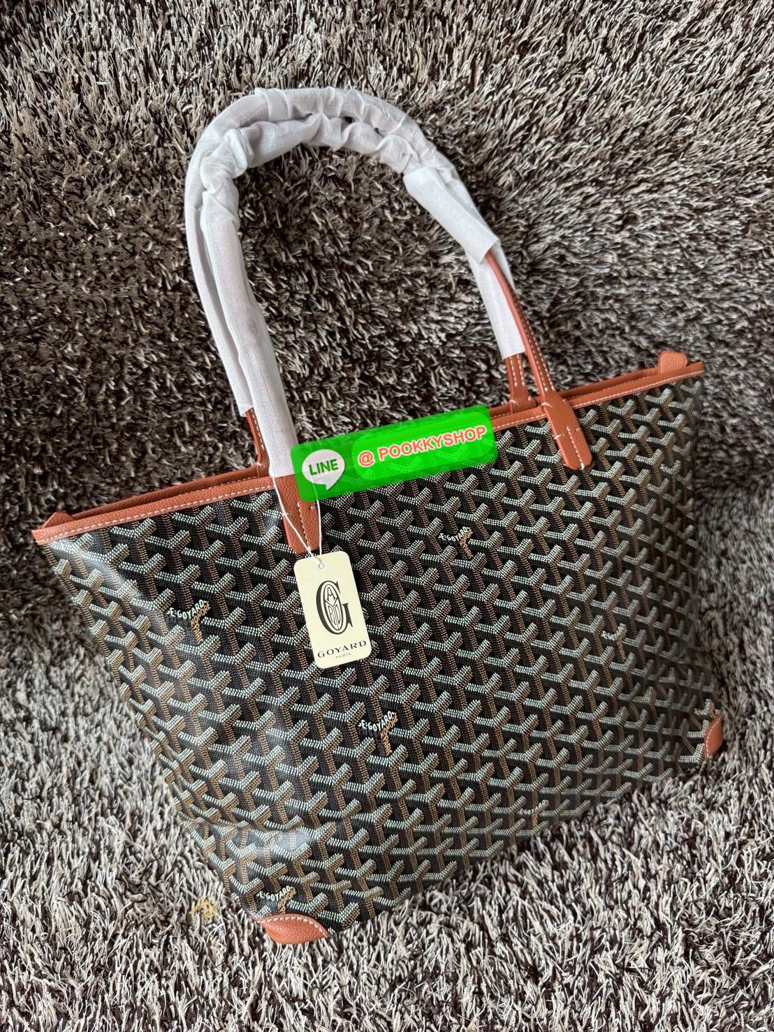 Goyard Artois MM Bag กระเป๋า Artois MM เป็นกระเป๋าที่มีซิปด้านบนเพิ่มคงามปลอดภัย ภายในพื้นที่กว้างเพื่อจัดระเบียบข้าวของของคุณ มันโดดเด่นด้วยฐานด้านล่างทั้งสองมุมเย็บต่อด้วยหนังใช้งานในแบบทางการหรือกึ่งทางการก็ได้
