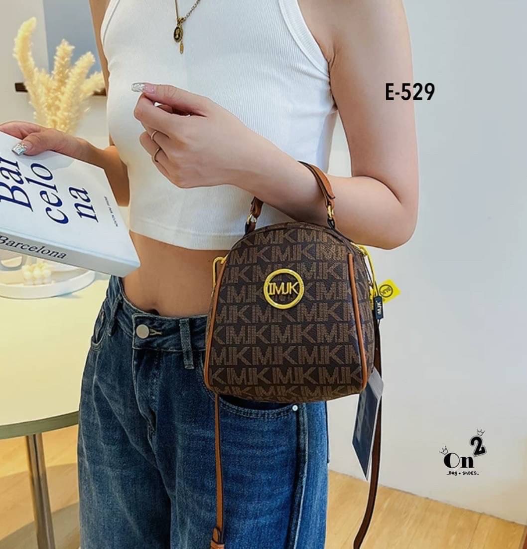 กระเป๋าสะพายแฟชั่นมาใหม่ งานสไตล์แบรนด์ งานซิป ขนาดกำลังดีน่าใช้มากค่ะ พร้อมส่ง 2 สีค่ะ