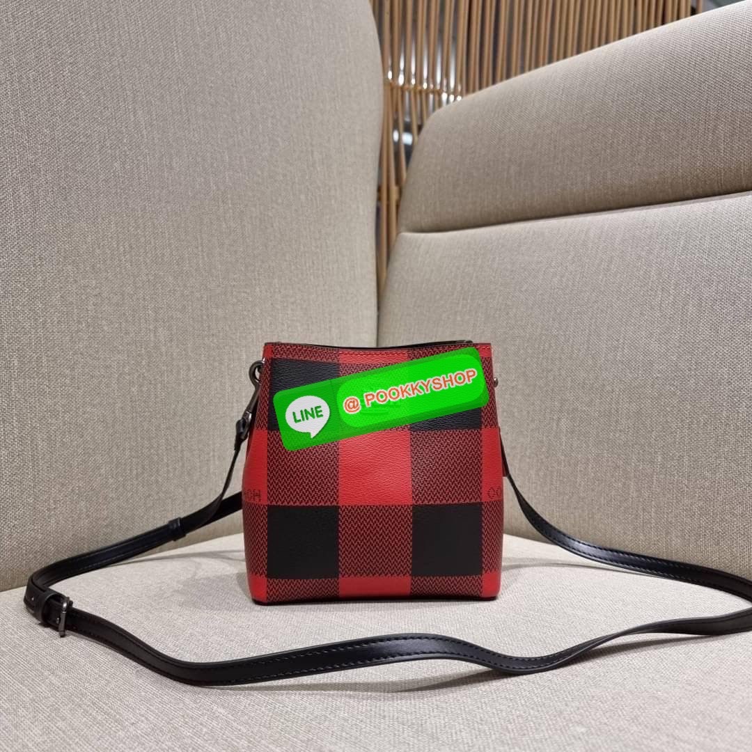 COACH 7267 MINI TOWN BUCKET BAG WITH BUFFALO PLAID PRINT คอลเลคชั่นใหม่ล่าสุด!! น้องสาวคนสวยมาแล้วจ้า สีแดงโดดเด่นต้อนรับเทศกาลคริสต์มาส 🎅🎄 กระเป๋าบัคเก็ต ไซส์มินิ ใบจริงน่ารักม้าก!! น่าใช้แบบที่สุด วัสดุหนังแคนวาสเคลือบลาย สวยคม เปิด-ปิดด