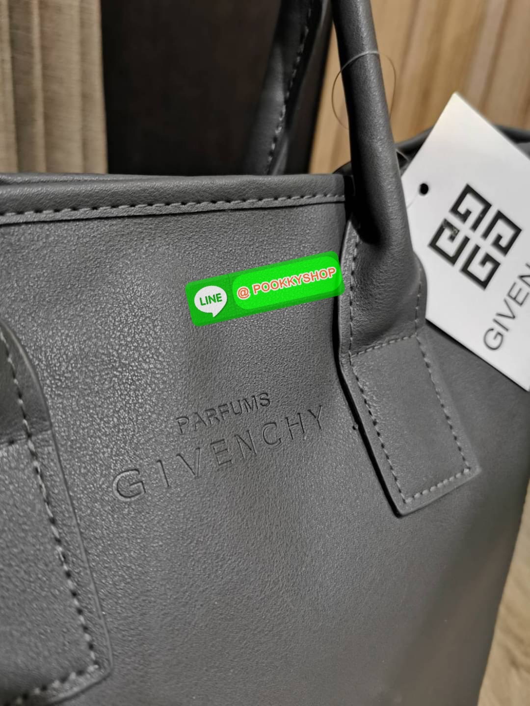 Best Seller! Givenchy Black Soft Leather Shoulder Handbags (Limited edition) กระเป๋าถือหรือสะพายพรีเมี่ยมของเเท้จาก "Givenchy Perfume Counter" วัสดุหนังนิ่มเรียบสีดำด้านหน้าปั้มโลโก้แบรนด์ GV ภายใน Polyester 100% สีดำสกรีนโลโก้สวยดูดี เปิดปิดด้ว