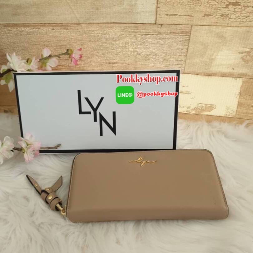 LYN long wallet ด้านหน้าติดโลโก้แบรนด์ สีสวยสดใส รุ่นนี้เรียบหรู ดูดี เปิดปิดด้วยซิบ ด้านในมีช่องใส่บัตร ช่องใส่แบงค์ และช่องกลางใส่เหรียญเป็นช่องซิป และยังมาพร้อมกับ ตัวจับซิปแต่งหมุด ดูดีมีราคาเชียว สวยเก๋ๆแบบนี้ต้องมีไว้เป็นเจ้าของนะเธอจ๋า