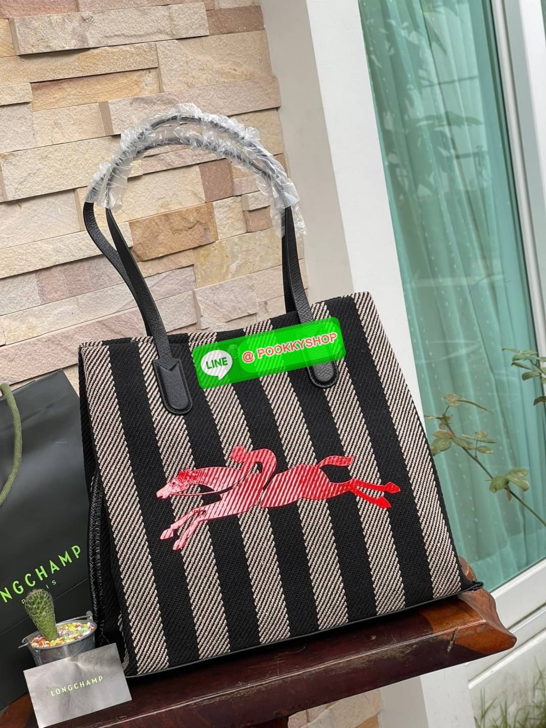 💕 Longchamp Essential Stripes shoulder bag อีกหนึ่งคอลเลคชั่นสำหรับใครที่ต้องการกระเป๋าแบบใช้งานได้ในหลาย ๆ โอกาส การเลือกกระเป๋าขนาดเล็กย่อมไม่สะดวกและไม่ครอบคลุมต่อการใช้สอยอย่างแน่นอน Longchamp รุ่นนี้สามารถตอบโจทย์ ในการใช้งานที่หลากหลายขึ้น เ