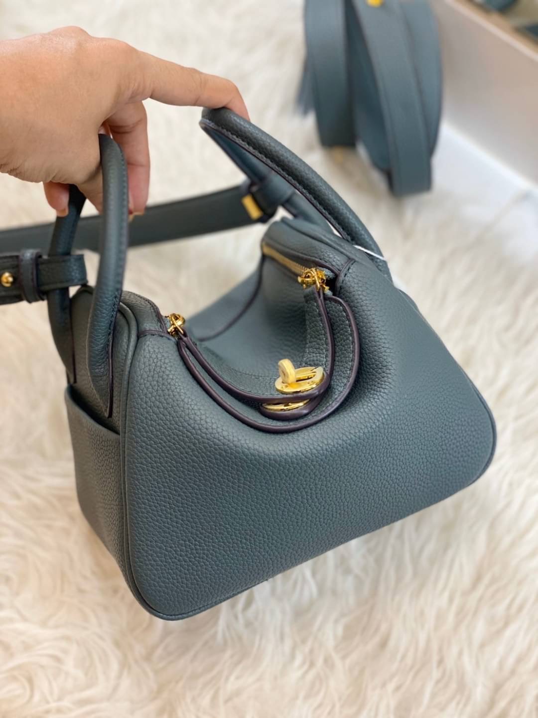 กลับมาเเล้วค่า Lindy 20cm หนัง PU premium ที่ลูกค้าถามกันมาเยอะมากกก รอบนี้หนังสวยมากๆๆ สายสะพายแบบเรียบหรู มีห่วงรัดสายสองข้าง มี 2 สายนะคะ มีซิลิโคนปิดลูกบิดกันรอย งานเนี้ยบสุด ยิ่งใช้ยิ่งนิ่มมม กระเป๋าทรงสวยนุ่ม Flexible มากๆ จุของได้ทุกสิ่ง จะใช้ไปทำง