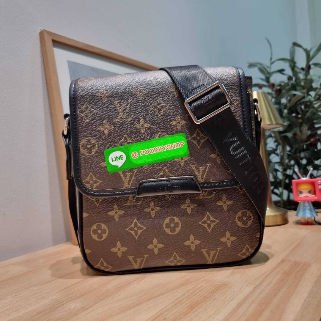 LV bass macassar monogram bag ของใหม่จัดให้หนุ่มๆ จากเคาน์เตอร์ dutyfree กับกระเป๋าสะพายทรงแมสเซ็นเจอร์ ไซส์กำลังดี เหมาะกับหนุ่มๆที่รักความคล่องตัว วัสดุหนังแท้ปั๊มลายเต็มใบ ดีไซน์คลาสสิค เปิด-ปิดด้วยกระดุมแม่เหล็ก ภายในโล่ง ใส่โทรศัพท์ได้ทุกรุ่น ใส่กระเ