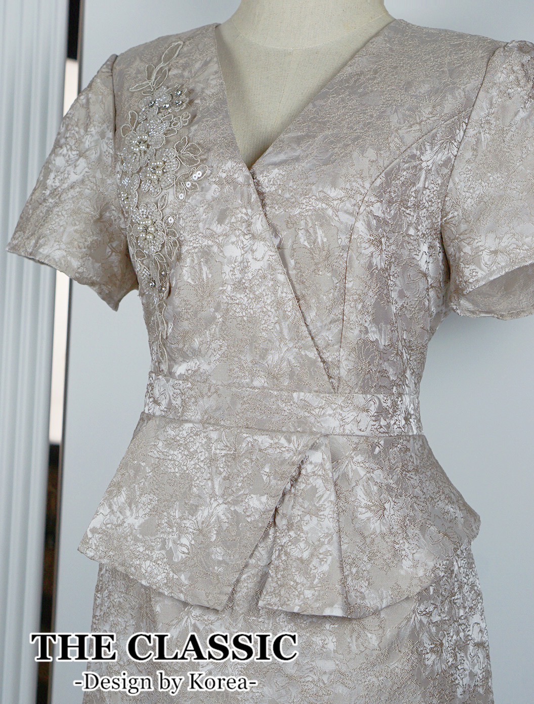 เดรสแฟชั่น เดรสยาว ช่วงบนคัตติ้งทรงสูทระบายเอว ใช้ผ้าเนื้อดีขึ้นลายดอกไม้ ลายนูนผ้าแน่นสวย