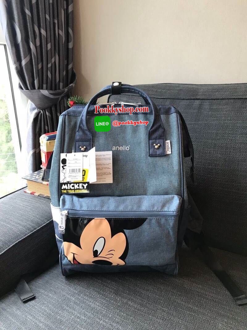 ANELLO MICKEY LIMITED EDITION DT-G001รุ่น Classic เป็นการทำงานร่วมกันระหว่าง Anello กับDisneyอีกครั้ง ภายใต้ตัวการ์ตูนมิกกี้ คอลเลคชั่นพิเศษ กระเป๋าเป้สะพายหลัง วัสดุ polyester ที่มีความหนาแน่นสูงที่เป็นที่นิยม พิมพ์โลโก้Anelloสีขาวบนด้านบนหน้ากระเป๋า ให้