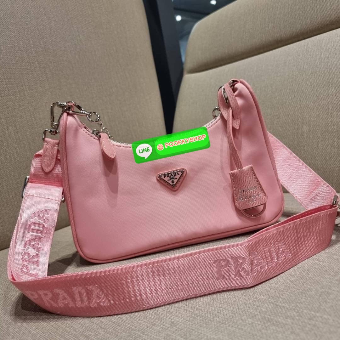 PRADA RE-EDITION 2005 RE-NYLON SHOULDER BAG ไอเท็มสุดปัง ที่ฮิตตลอดกาลไม่ว่าจะปีไหนๆ จัดให้ครบทั้งสีขายดีและสีใหม่ล่าสุด ที่สายคุณหนูห้ามพลาด!! กับกระเป๋าสะพายทรงคลาสสิค เหมาะเป็น everyday bag มากๆ วัสดุผ้าไนล่อนคุณภาพ พร้อมใบลูก ไว้ใส่เหรียญ ใส่กุญแจได้ส