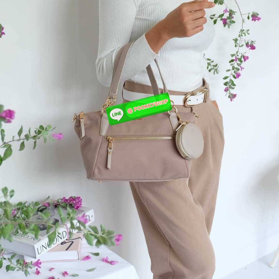 รุ่น KANNY with zipper รุ่นนี้พัฒนาต่อยอดมาจากรุ่น KANNY คอลเลคชั่นเดิมที่เป็นหนึ่งรุ่นที่ขายดีของทางแบรนด์เพราะเป็นกระเป๋าที่ฟังชั่นตอบโจทย์การใช้งานมากที่สุด 📍ตัวกระเป๋าน้ำหนักเบามาก 📍ทำจากไนล่อนนาโนกันน้ำ 📍ทำช่องแบ่งเก็บด้านใน ใ