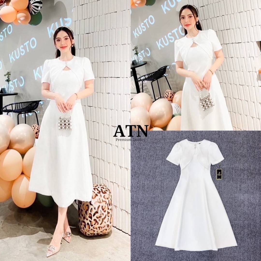 เดรสสีขาวผ้าซาตินเกรดพรีเมี่ยม ผ้าดีเกินราคามากๆ อยากให้มาสัมผัสเนื้อผ้าเลยค่ะ ช่วงอกแต่งกระดุมเพชรวิบวับ อกเสริมฟองน้ำ ซับในอย่างดี ซิปหลังยาวสวมใส่ง่าย ใครกำลังมองหาชุดสวย เรียบหรูดูแพง ใส่งานบุญ หรือจะเก็บไว้ใส่ทำบุญช่วงเทศกาลกินเจ ใส่ทำบุญวันออกพรรษา