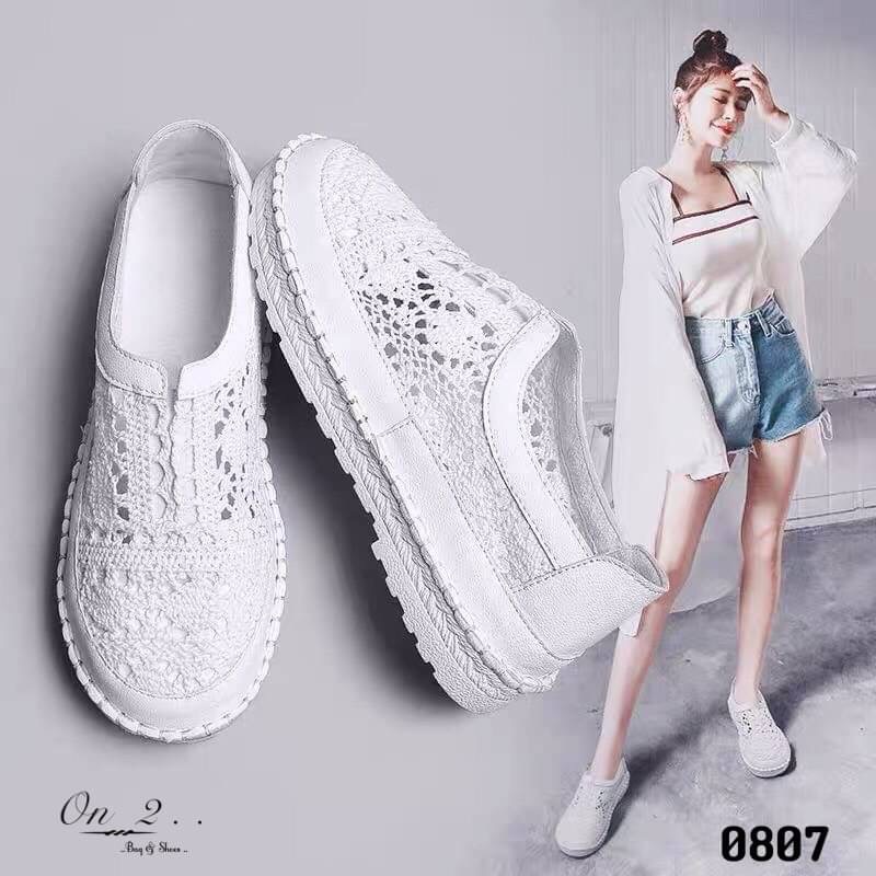 สวยแค่ไหนถามใจดู รองเท้าผ้าใบลูกไม้งานจริงสวยมากก ใส่ง่ายด้านหน้าเป็นยางยืด พื้นเสริมกันลื่นใส่เข้ากับชุดง่ายได้ทุกชุด มา2สี