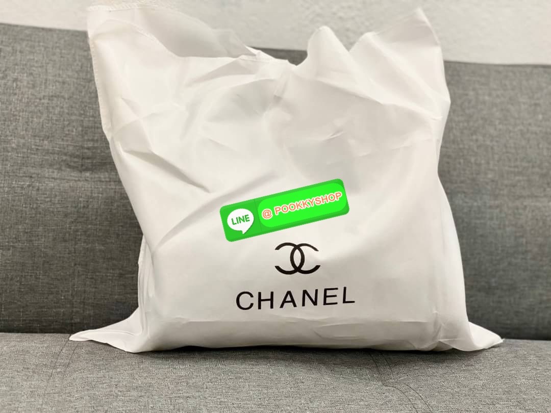 VIP CHANEL กระเป๋าถือหรือสะพายไหล่ ทรงยอดนิยมวัสดุหนังแกะแท้ ลายตาราง น้ำหนักเบาโดดเด่นลายแบรนด์ด้านหน้ากระเป๋าเอกลักษณ์ของคอลเลคชั่นนี้ หูจับหนัง แข็งแรงพับลงได้ด้านหน้ามีโลโก้เเบรนด์ มีช่องแบ่งถึง 3 ช่องเป็นสัดส่วน มีช่องใส่มือถือ ใส่ ipad ได้ ภาพถ่ายจา