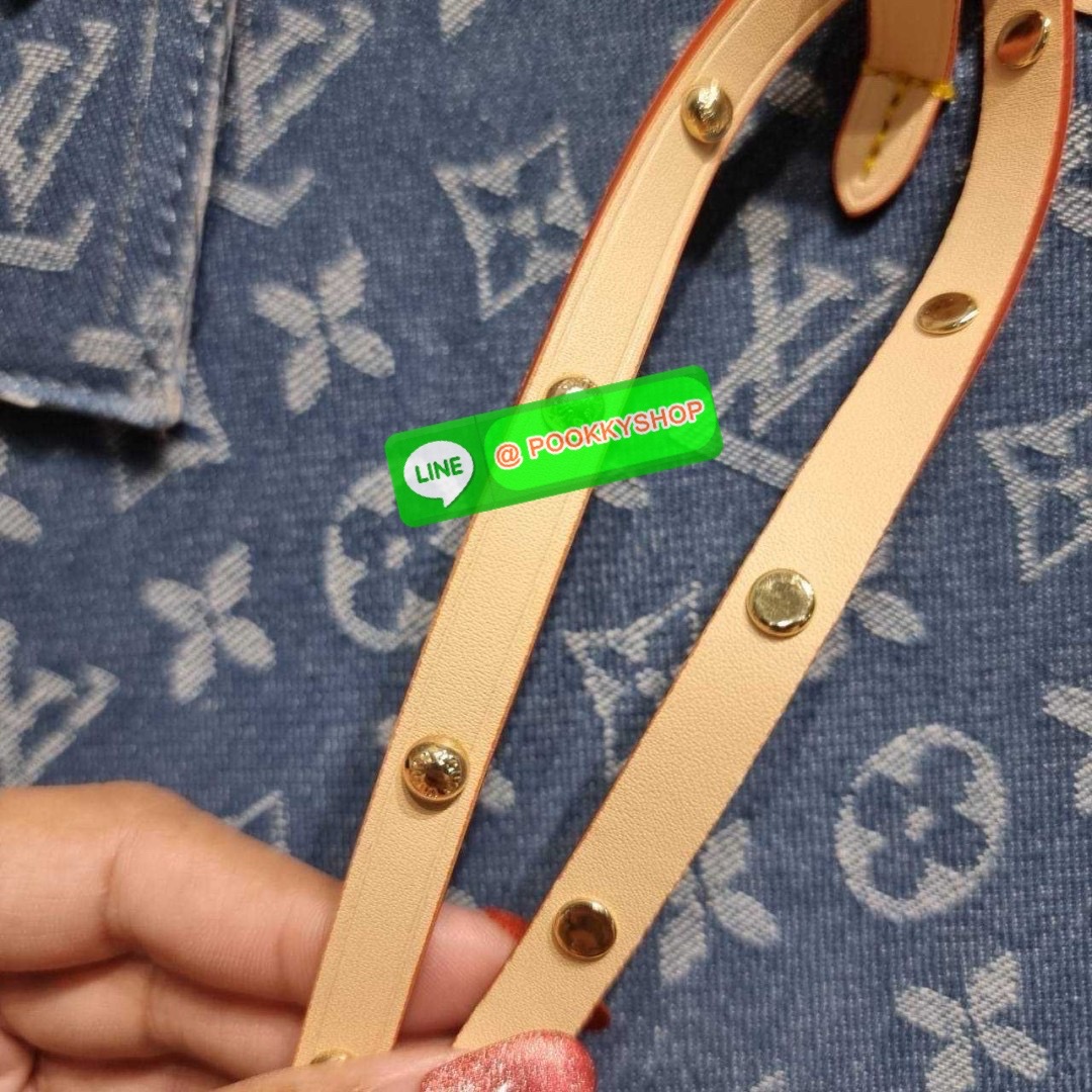 LV CARRYALL DENIM BAG 🔆 Details ใหม่ล่าสุด สไตล์เดนิมสุดชิค รุ่นลิมิเต็ดที่สาวๆตามหา จากเคาน์เตอร์ dutyfree กระเป๋าสะพายไหล่ทรงสวย ดีไซน์เรียบง่ายคลาสสิค หรู ดูผู้ดี รูปทรงใช้งานง่าย มาพร้อมใบลูก ไว้เก็บของจุกจิก ปากกระเป๋ามีสายหนังผูกกันของหล่นได