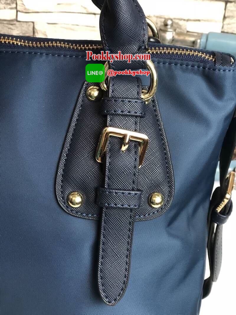 PRADA NYLON BAG WITH ZIP กระเป๋าถือหรือสะพายพรีเมี่ยมกิ้ฟจากเคาน์เตอร์แบรนด์ Limited edition วัสดุ Nylon เนื้อหนาคุณภาพดีตามแบบฉบับแบรนด์ด้านหน้าประดับโลโก้หรู เปิดปิดด้วยซิป ภายใน Polyester 100% มีโลโก้ ช่องซิปจุมากค่ะ สามารถใส่เอกสาร A4 ipad ของใช้ได้เย