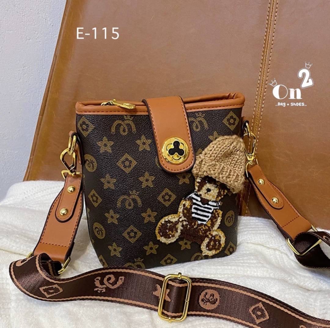 กระเป๋าสะพายแฟชั่นทรง tote งานสไตล์แบรนด์ หนังลายโมโนแกรม หน้าแต่งน้องหมีใส่หมวกน่ารักมากค่ะ ขนาดกำลังดีใช้งานง่าย มาพร้อมสายสะพายยาว